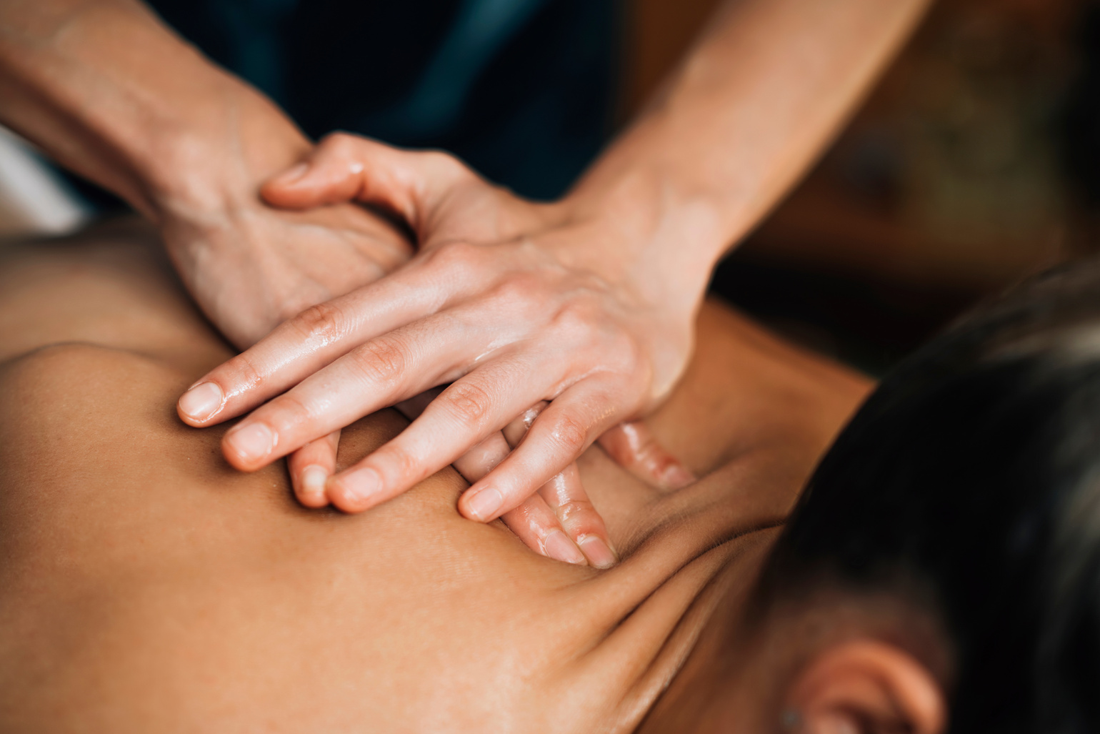 Ayurveda Back Massage With Aromatherapy Essential Oil